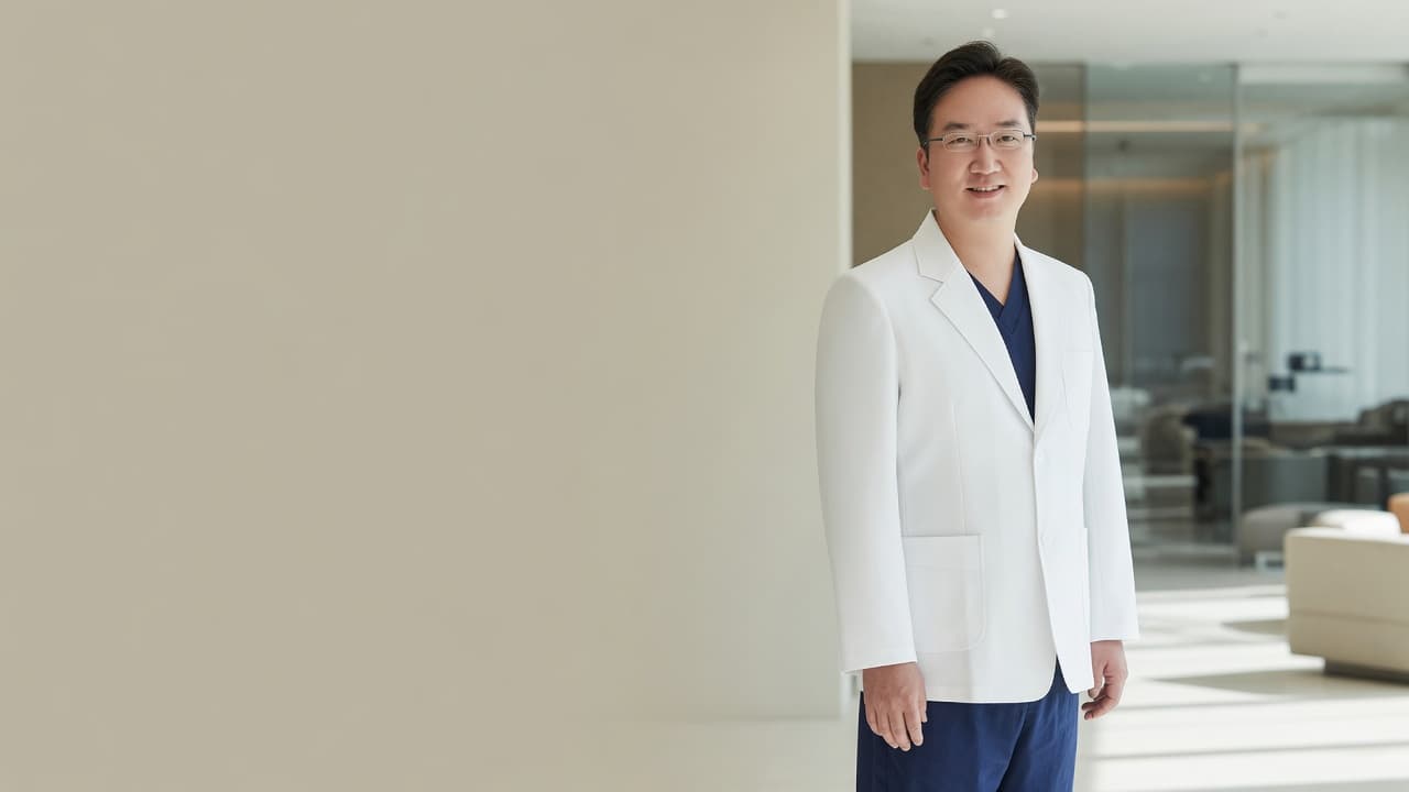 병원 로비에 선 정준우 원장