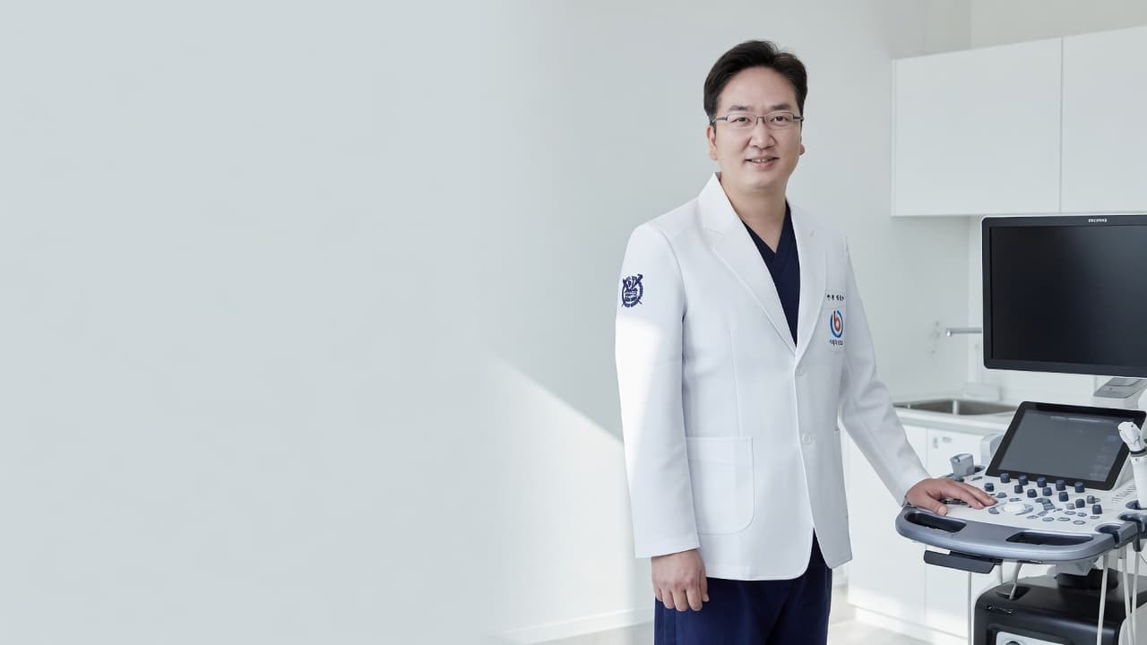 초음파 장비 옆에 선 정준우 원장