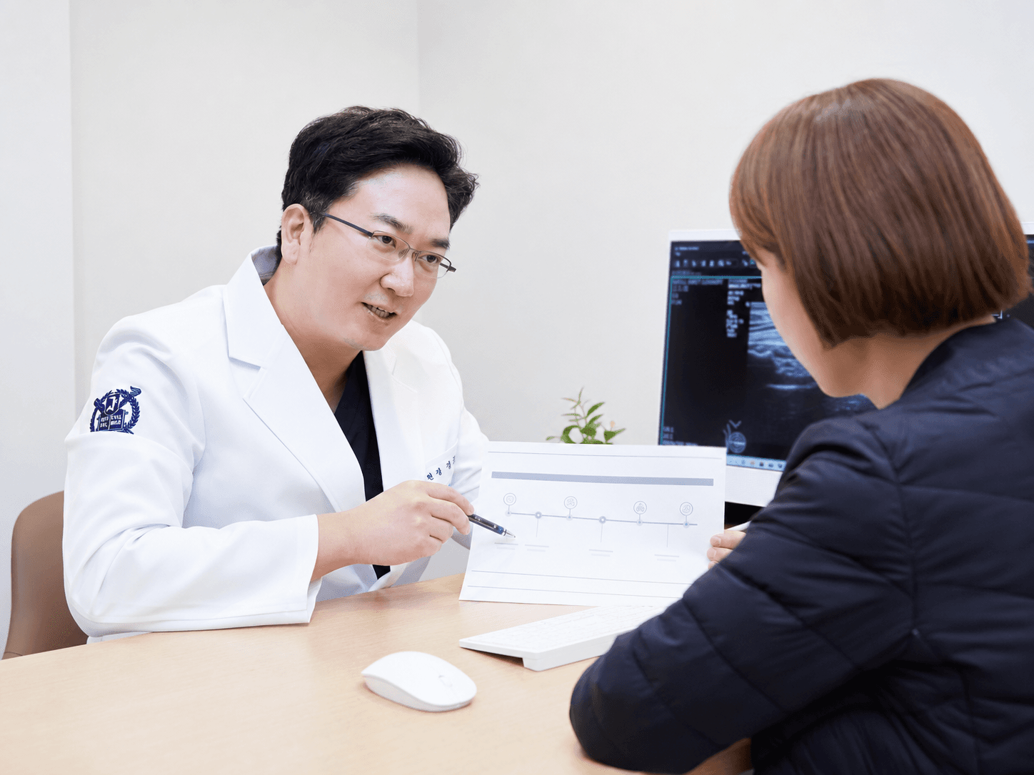 경과를 확인하는 정준우 원장
